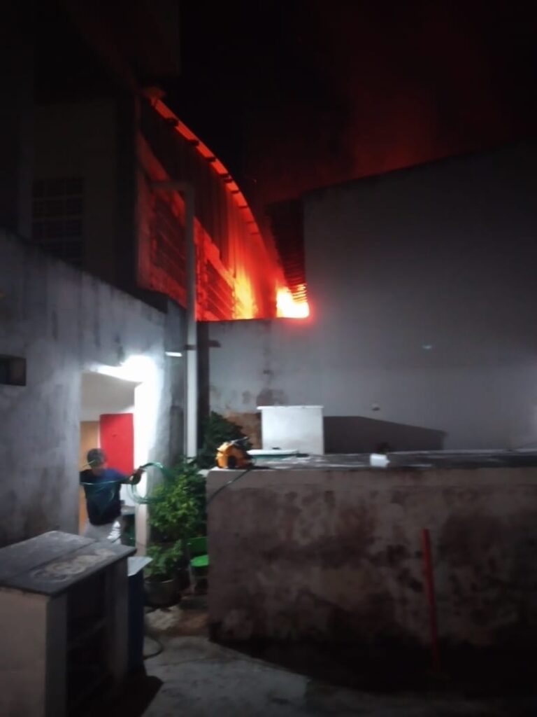 Incêndio atinge casa em condomínio residencial em Fortaleza