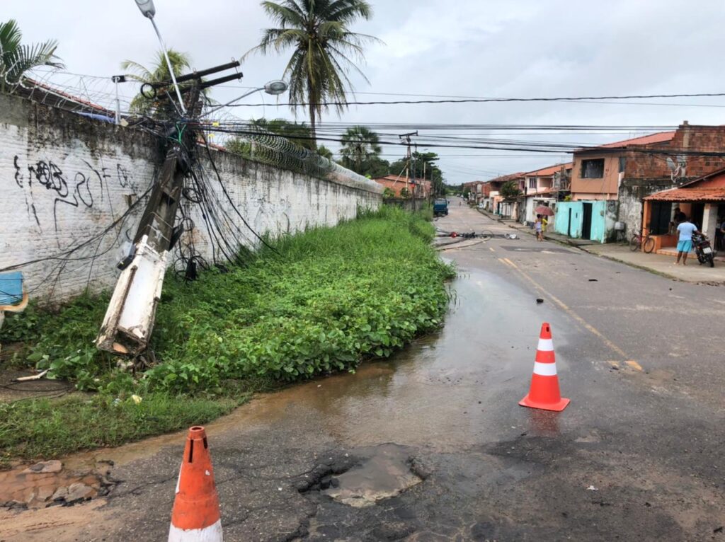 Tempestade derruba postes, árvore e gera diversos transtornos em Fortaleza
