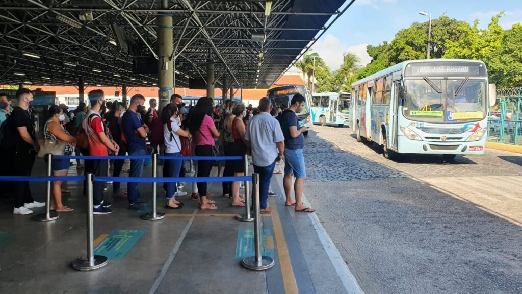 Greve de ônibus em Fortaleza: terminal do Siqueira registra paralisação nesta terça (8)