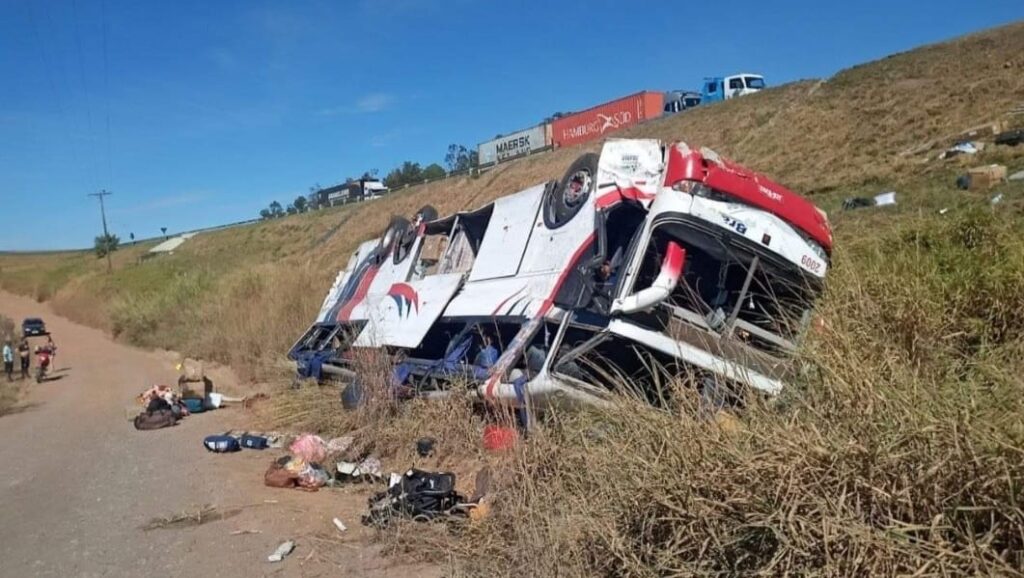 Ônibus que vinha de São Paulo para Ceará cai em ribanceira e deixa três mortos e 37 feridos