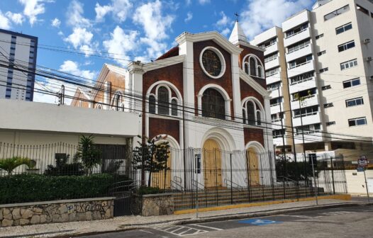 Com proteção policial, padre Lino volta a celebrar missa em paróquia de Fortaleza