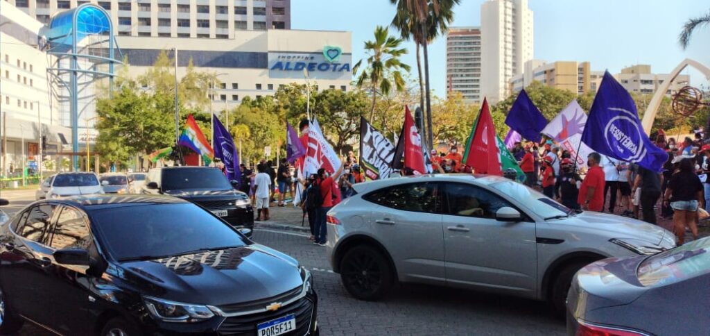 Manifestantes se reúnem em protestos contra o presidente na praça Portugal