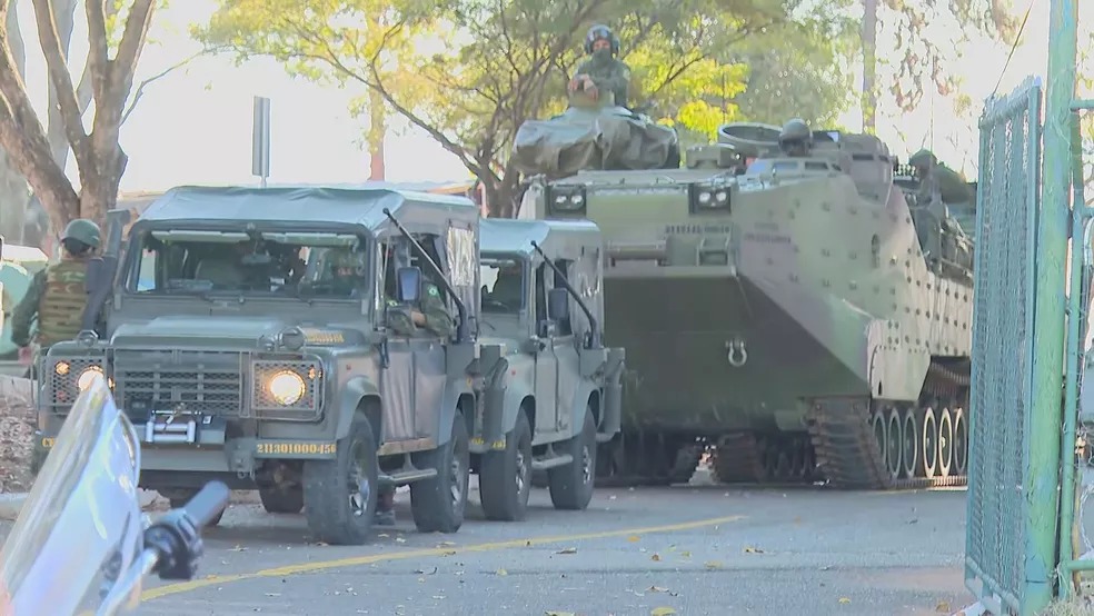 Bolsonaro recebe tanques e blindados da Marinha na Esplanada dos Ministérios, em Brasília