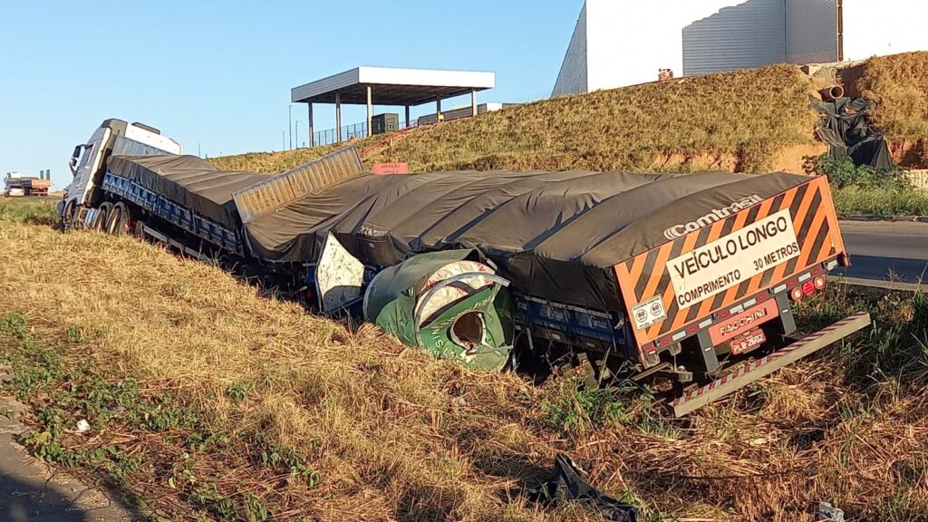 Carreta colide com bloco de concreto e cai em vala