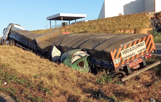 Carreta colide com bloco de concreto e cai em vala