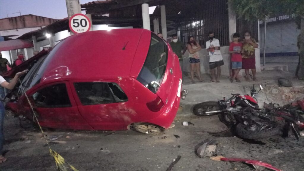 Motorista em alta velocidade colide com casal de idosos em moto e morre