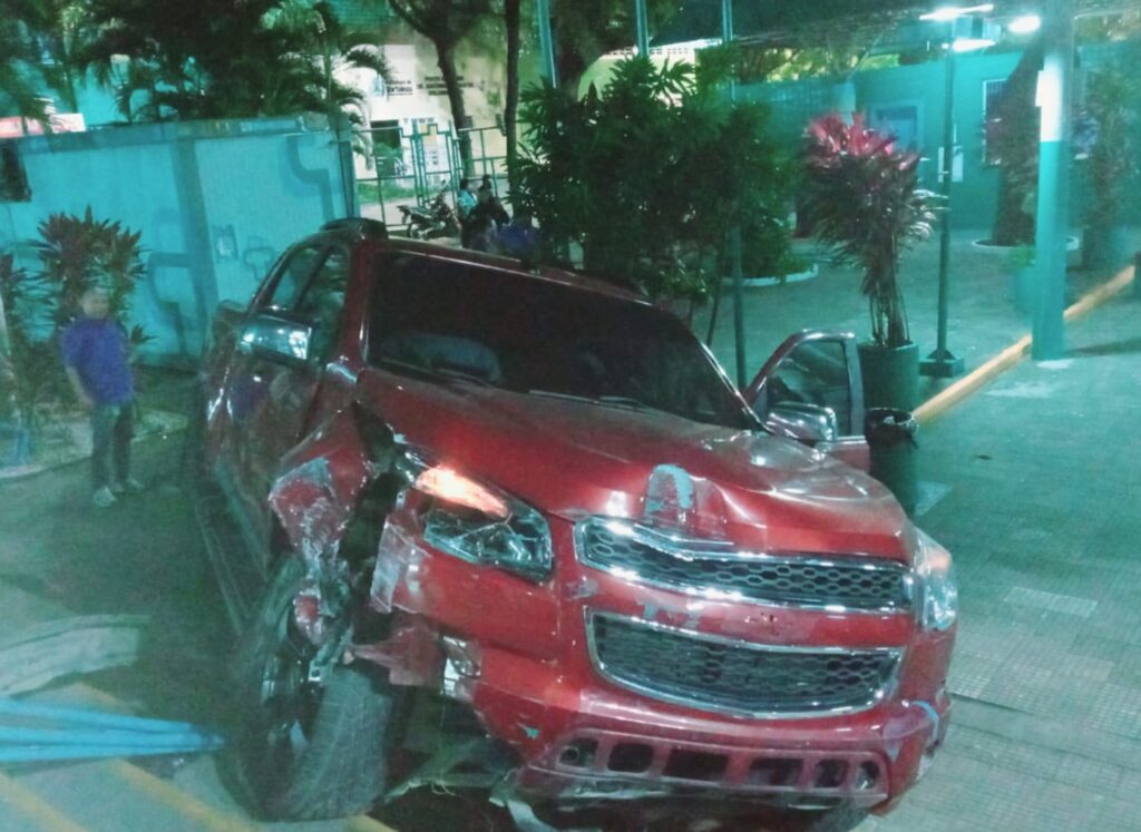 Motorista perde controle de veículo, derruba poste e invade terminal de ônibus em Fortaleza