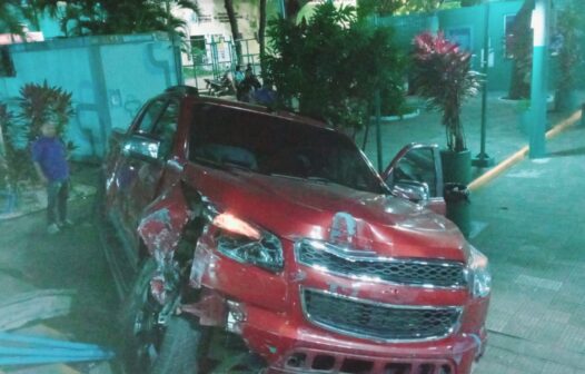 Motorista perde controle de veículo, derruba poste e invade terminal de ônibus em Fortaleza