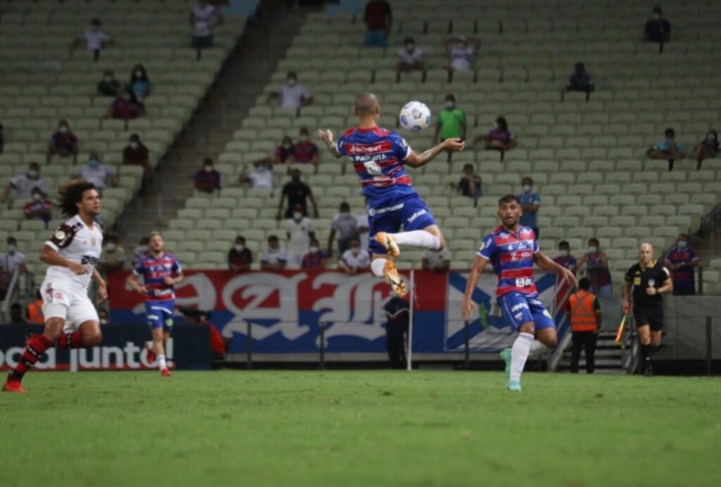 Fortaleza é derrotado pelo Flamengo por 3 a 0, no Castelão, mas segue no G-4 do Campeonato Brasileiro