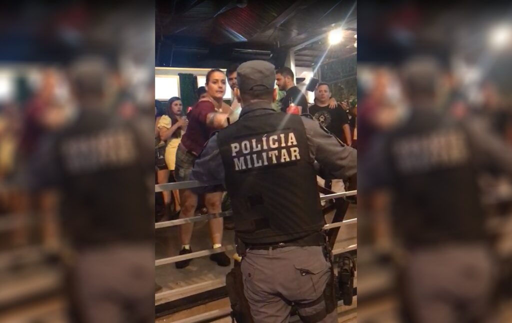 Mulher arremessa garrafa em viatura e joga cerveja no rosto de PM