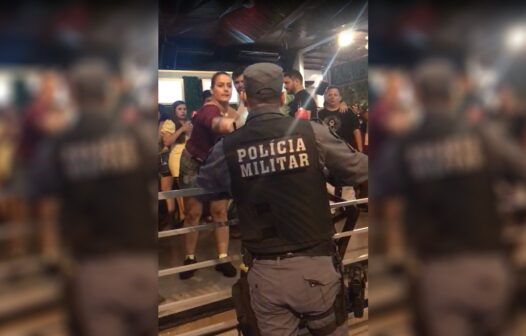 Mulher arremessa garrafa em viatura e joga cerveja no rosto de PM; veja vídeo