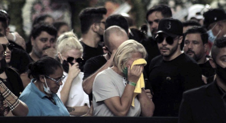 Familiares e amigos se emocionam no velório de Marília Mendonça