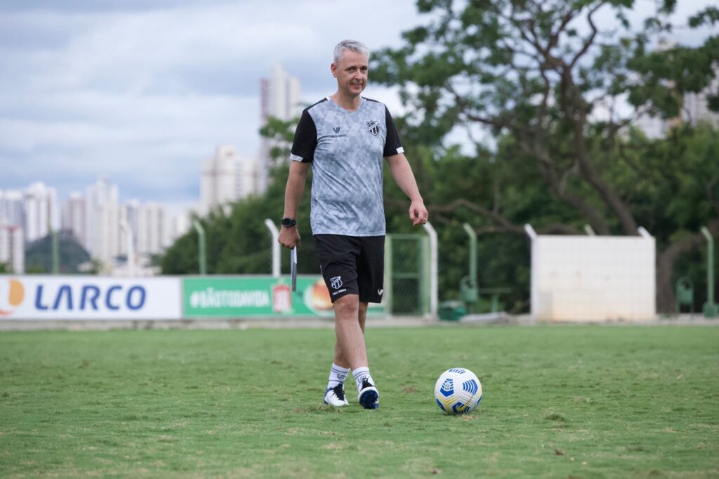 Ceará enfrenta Atlético-GO sonhando com a Libertadores