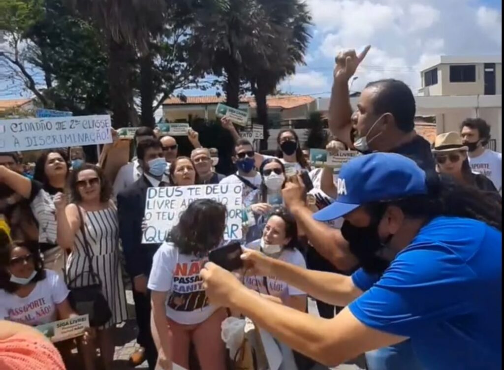 Passaporte da vacina gera protesto de manifestantes nesta quarta (1º) em Fortaleza