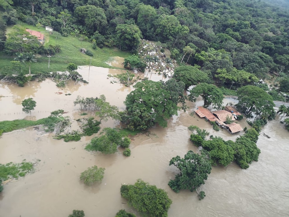 “Maior desastre natural da história”, diz governador da Bahia