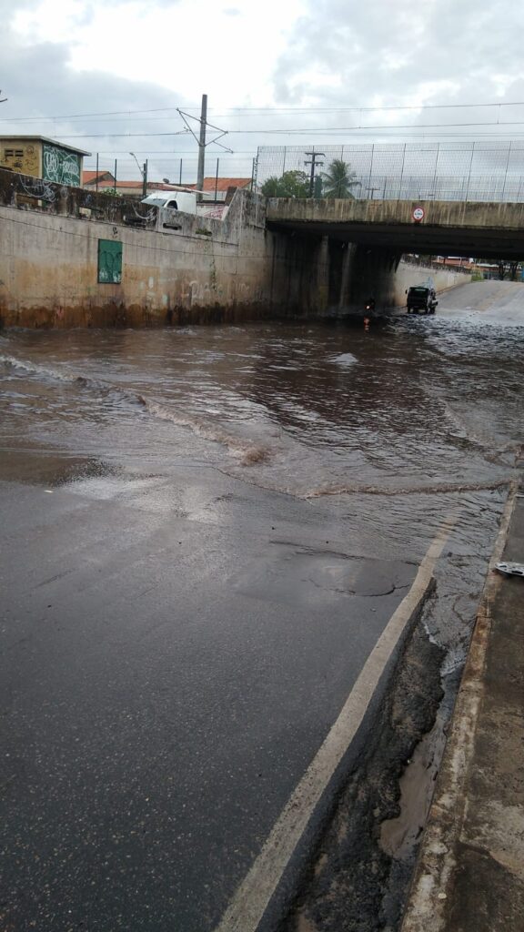 Túnel alaga em Fortaleza em condutores perdem placas de veículos ao tentar atravessar