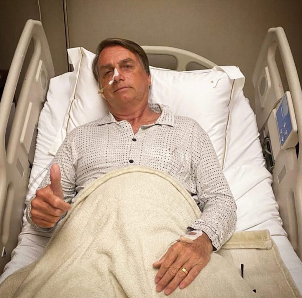 No hospital, Bolsonaro diz que poderá passar por cirurgia