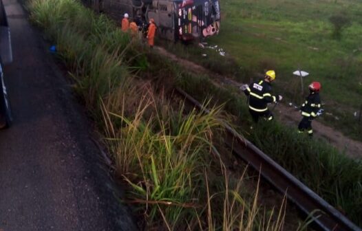 Ônibus do cantor Devinho Novaes tomba em rodovia e uma pessoa morre; cantor está ferido