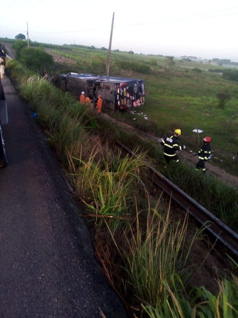 Ônibus do cantor Devinho Novaes tomba em rodovia e uma pessoa morre; cantor está ferido