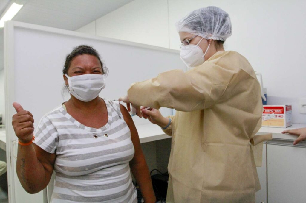 Mais de 2 mil pessoas em situação de rua já foram vacinadas contra Covid e H1N1 em Fortaleza