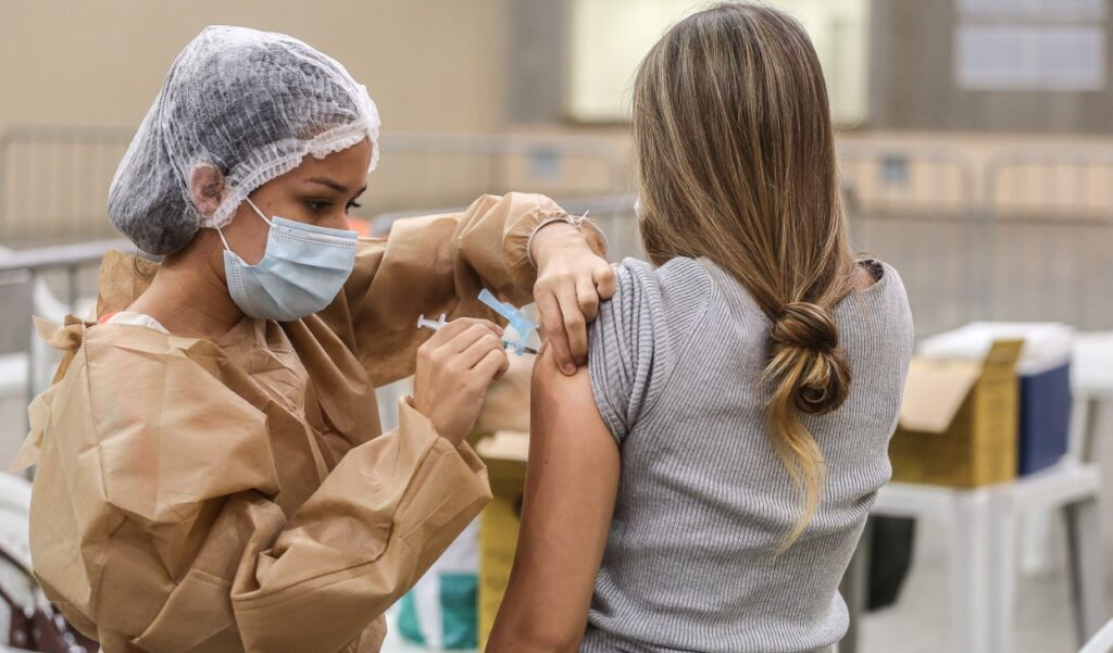 Ministério da Saúde recomenda dose de reforço contra a Covid-19 para adolescentes