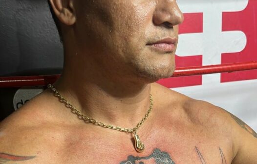 Popó faz tatuagem para homenagear luta com Whindersson Nunes