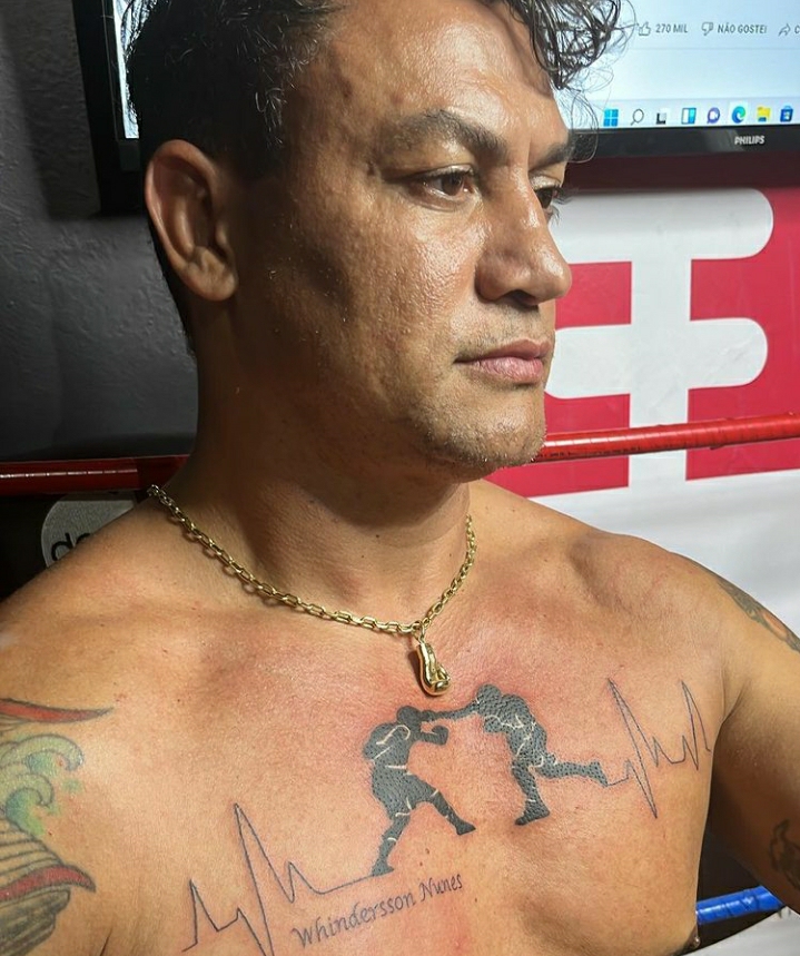 Popó faz tatuagem para homenagear luta com Whindersson Nunes