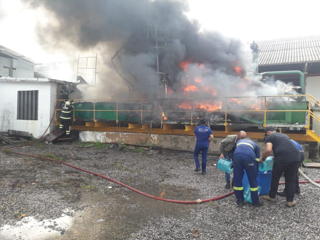 Fábrica de embalagens plásticas é atingida por incêndio, em Messejana