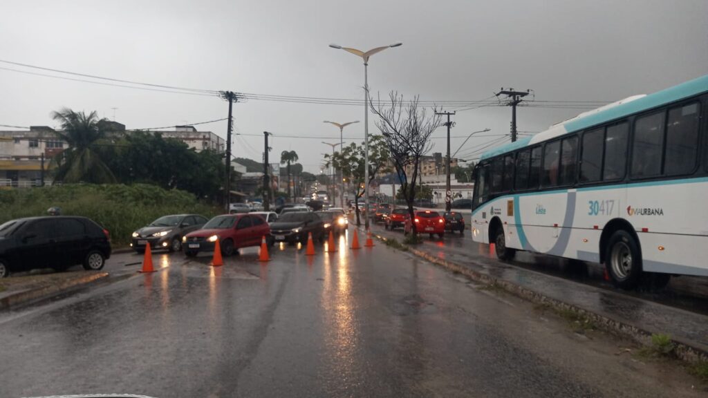 Com interdição de viaduto, veja os desvios de trânsito implantados na avenida Oliveira Paiva, em Fortaleza