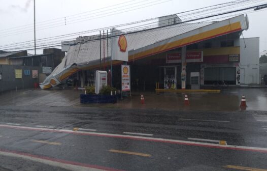 Teto de posto desaba em Fortaleza