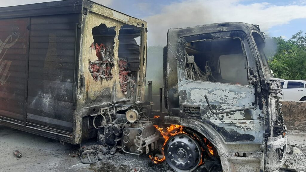 Caminhão pega fogo e congestiona trânsito no Anel Viário, em Maracanaú