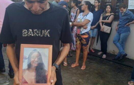 Corpo de jovem que morreu imprensada por ônibus em Fortaleza é velado em Maranguape