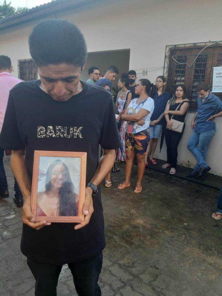 Corpo de jovem que morreu imprensada por ônibus em Fortaleza é velado em Maranguape