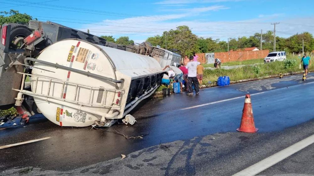 Homem não aceitava fim de relacionamento, mata a companheira e, em seguida, atira o carro contra caminhão