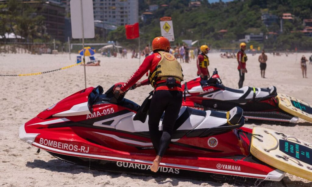 Bombeiros fazem mais de 600 resgates em praias do RJ no fim de semana