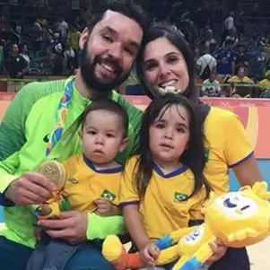 Filho de campeão olímpico mostra habilidade em treino de vôlei