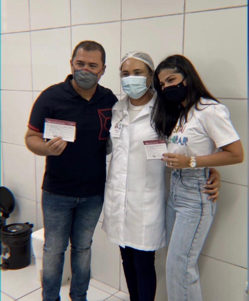 O cantor de forró Xand Avião (39) recebeu a primeira dose da vacina Astrazeneca nesta segunda-feira (28), em Fortaleza, e divulgou fotos na internet