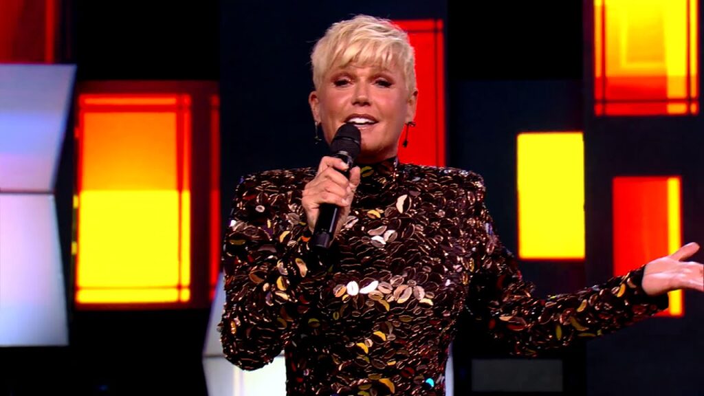 Xuxa faz homenagem ao Gugu em abertura do Canta Comigo All Stars