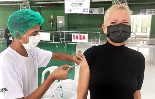 Xuxa toma vacina contra covid e cobra Bolsonaro: ‘já deveríamos estar com mais de 50% vacinados’