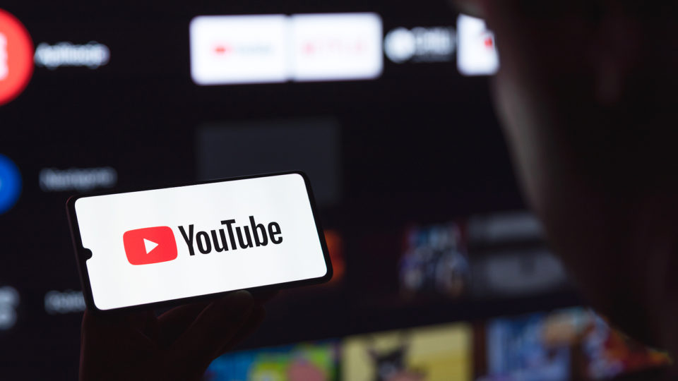 YouTube anuncia remoção de vídeos com desinformações sobre vacinas