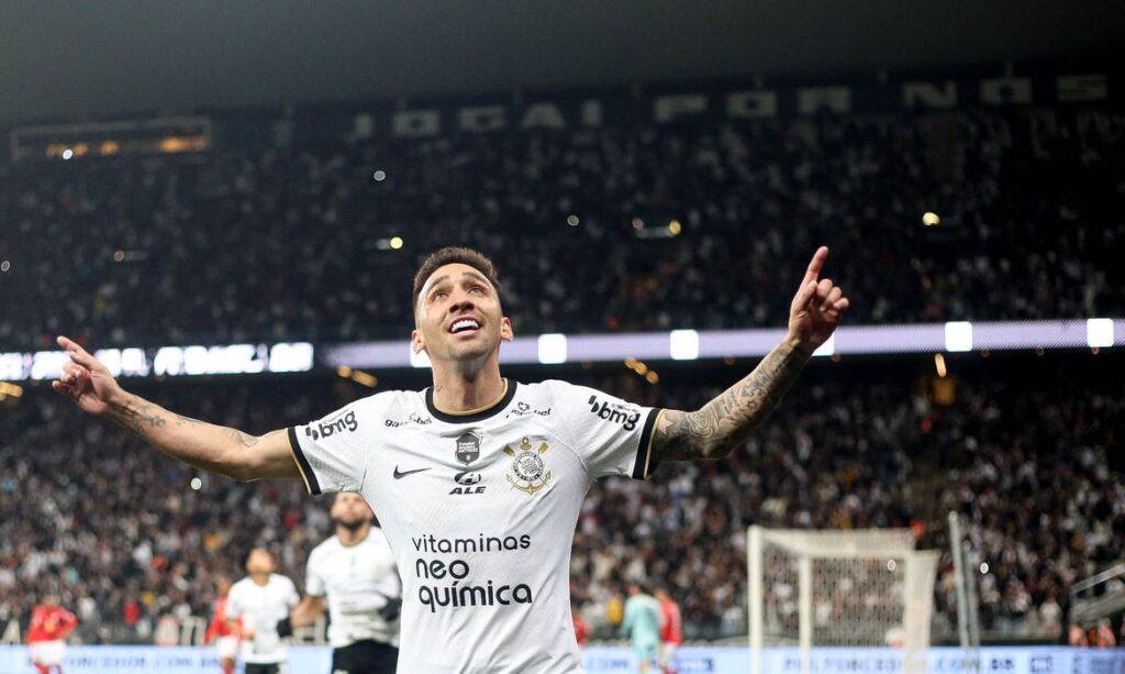 Corinthians vence Bragantino e encerra seca de vitórias no Brasileiro