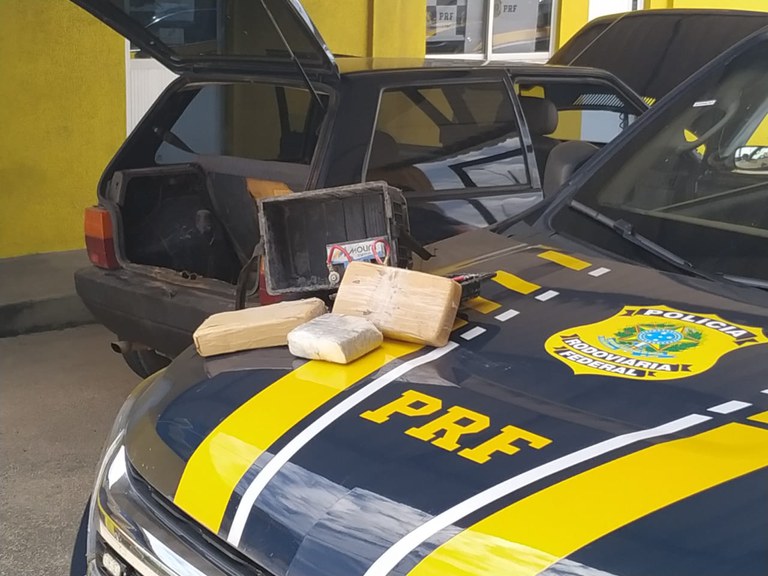 2,5 kg de cocaína encontrados em bateria falsa de carro são apreendidos pela PRF em Caucaia