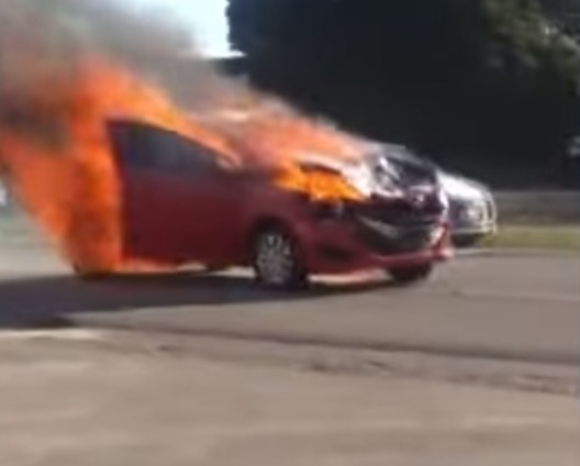 Acidente entre dois carros termina em capotamento e veículo incendiado na BR-116