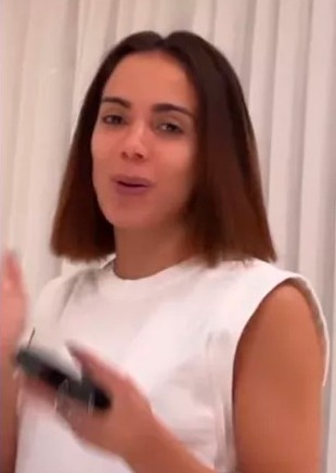 Anitta chama cabeleireiro para arrumar cabelo cortado por GKay salvou a gente