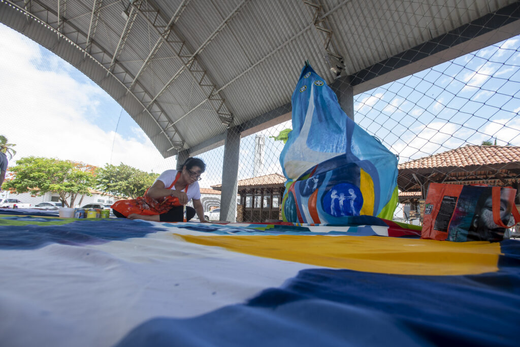 Aquavelas: obras de arte em jangadas navegam pelo mar de Fortaleza