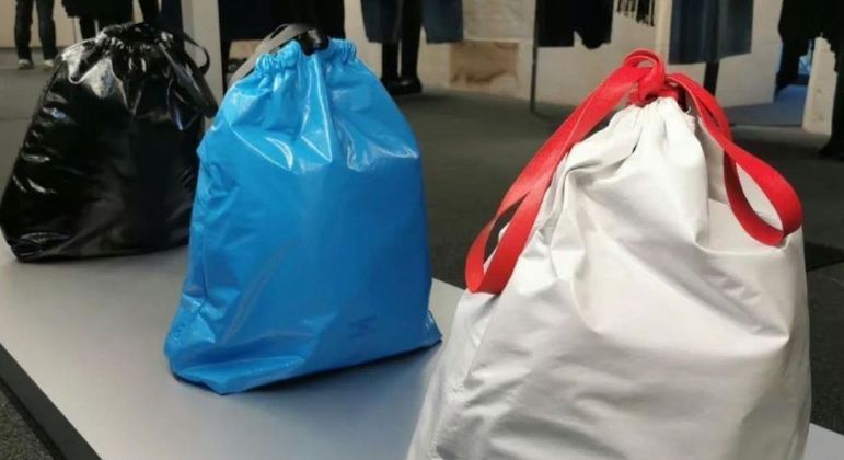 Balenciaga vende bolsas inspiradas em sacos de lixo por R$ 9 mil