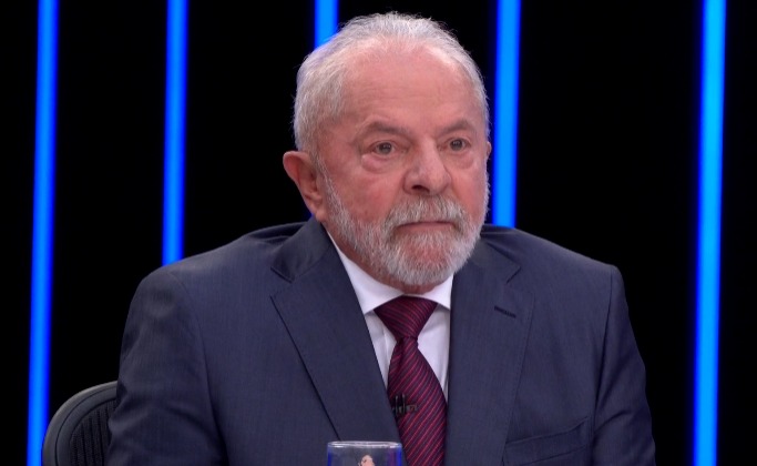 “Bolsonaro parece um bobo da corte”, afirma Lula em sabatina