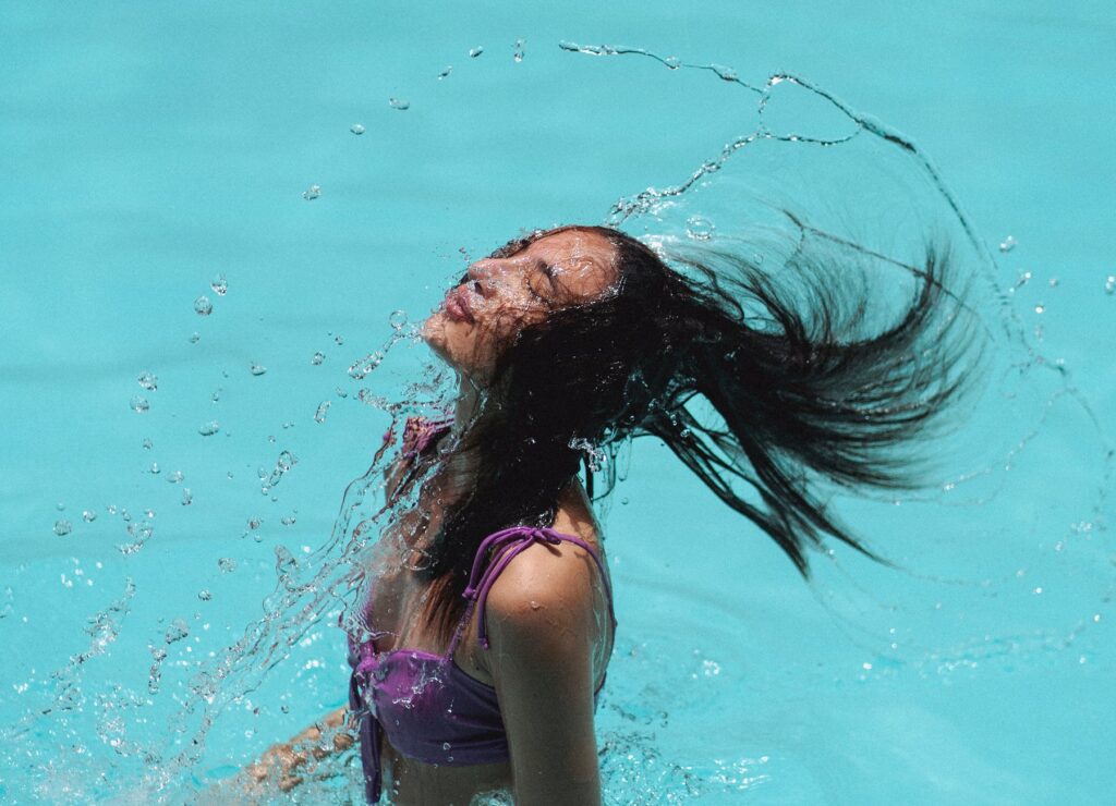 Saiba como evitar cabelo esverdeado após sair da piscina