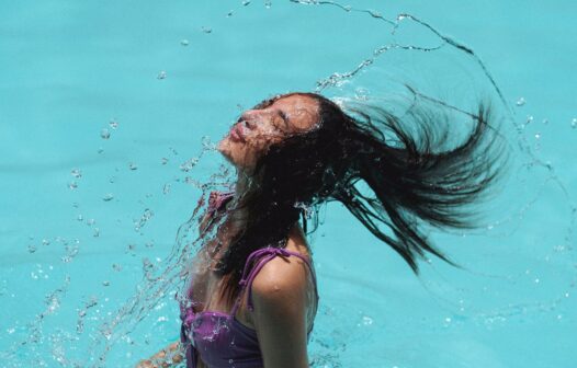 Saiba como evitar cabelo esverdeado após sair da piscina