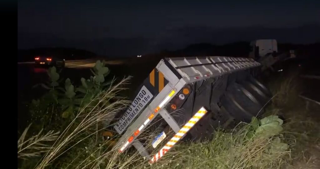 Caminhão com postes de luz cai em buraco na BR 222, na cidade de Sobral